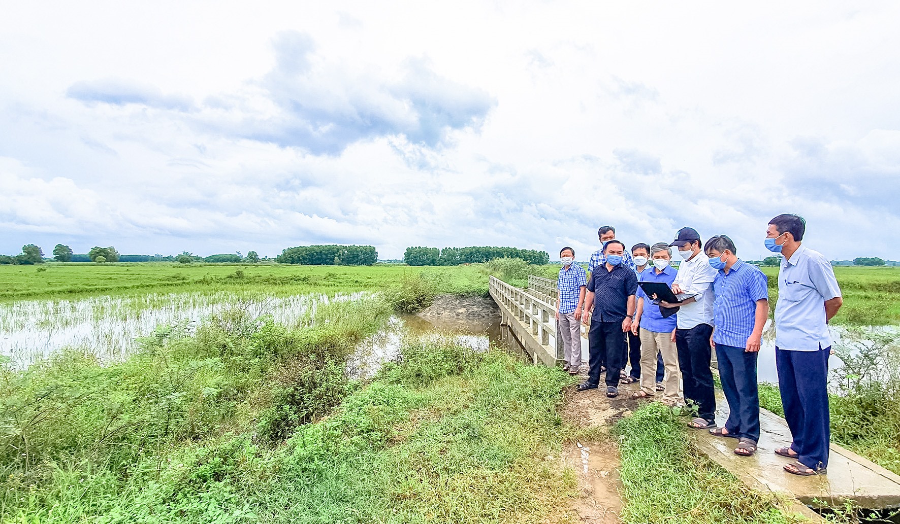 Lãnh đạo huyện Cam Lộ rà soát công tác chuẩn bị triển khai dự án tại tuyến 1 thuộc địa phận xã Thanh An - Ảnh: L.T
