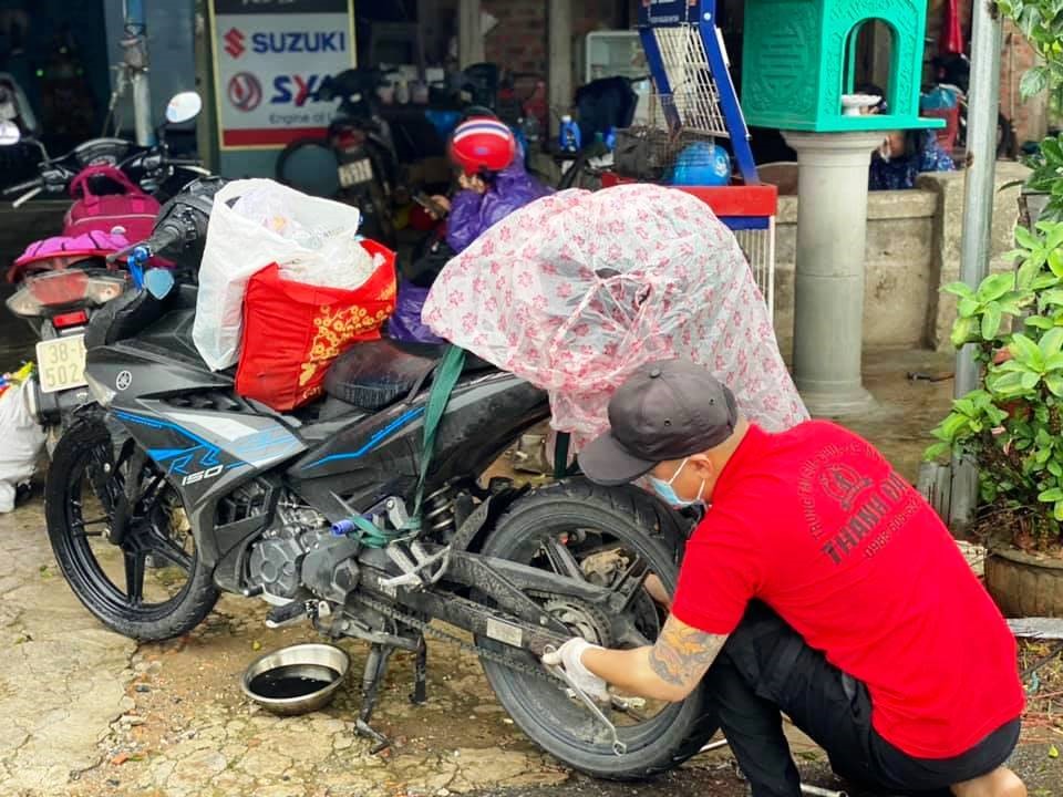 Quán của anh Phạm Như Khỏe sửa chữa xe máy miễn phí cho người dân từ miền Nam về quê tránh dịch - Ảnh: Đ.V