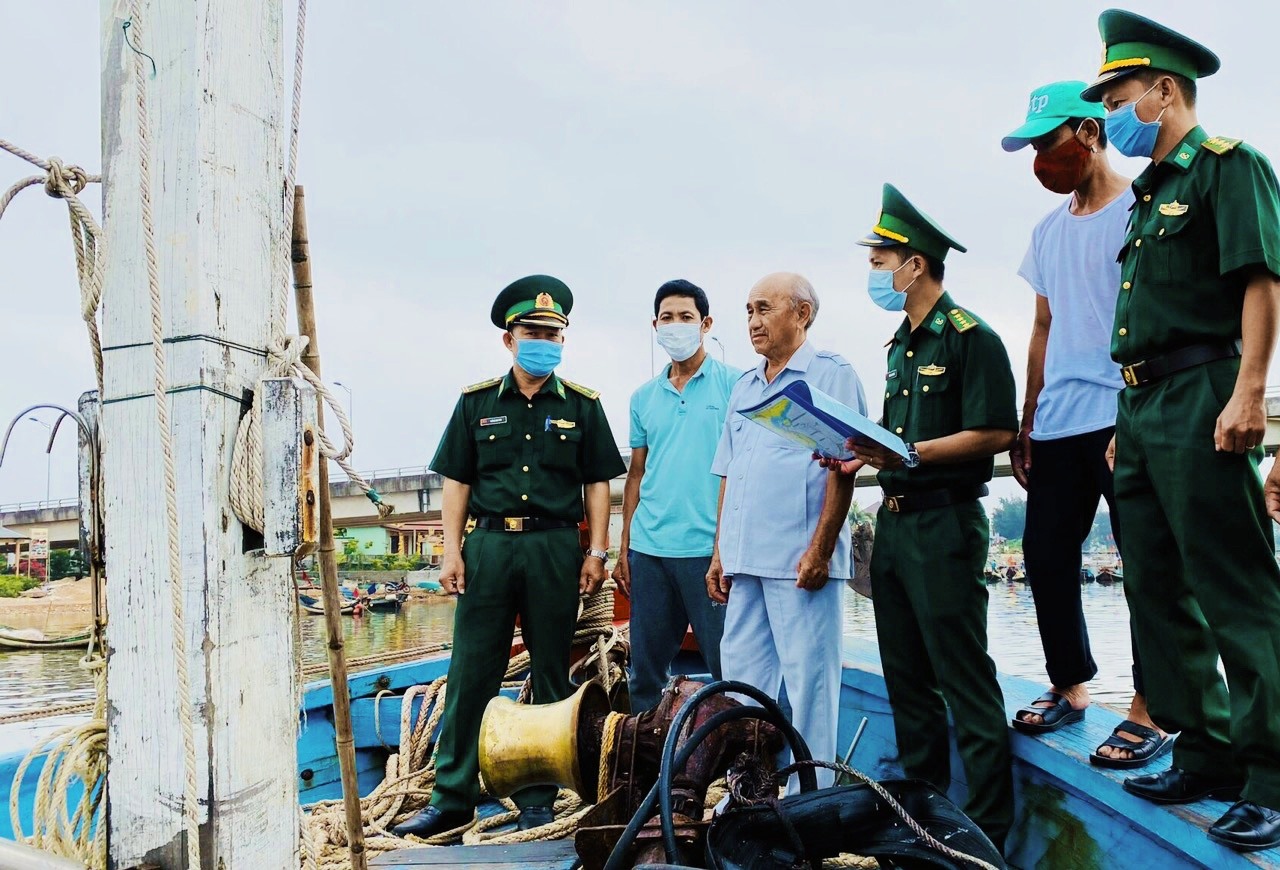 Thành viên tổ tự quản tàu thuyền an toàn và cán bộ, chiến sĩ Đồn Biên phòng Cửa khẩu Cảng Cửa Việt chung một lòng bảo vệ chủ quyền biển, đảo  - Ảnh: NVCC
