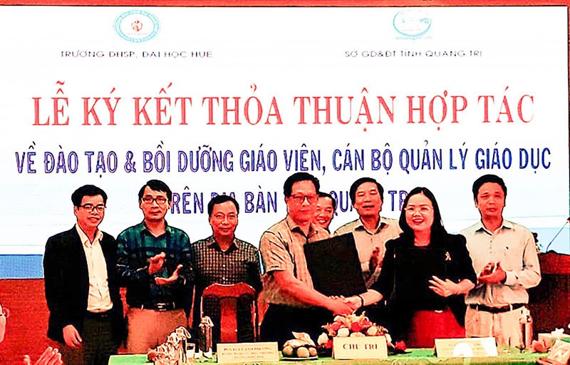 Sở GD&ĐT Quảng Trị ký kết với Trường Đại học Sư phạm Huế về hợp tác đào tạo, bồi dưỡng cho cán bộ, giáo viên Quảng Trị- Ảnh: NV