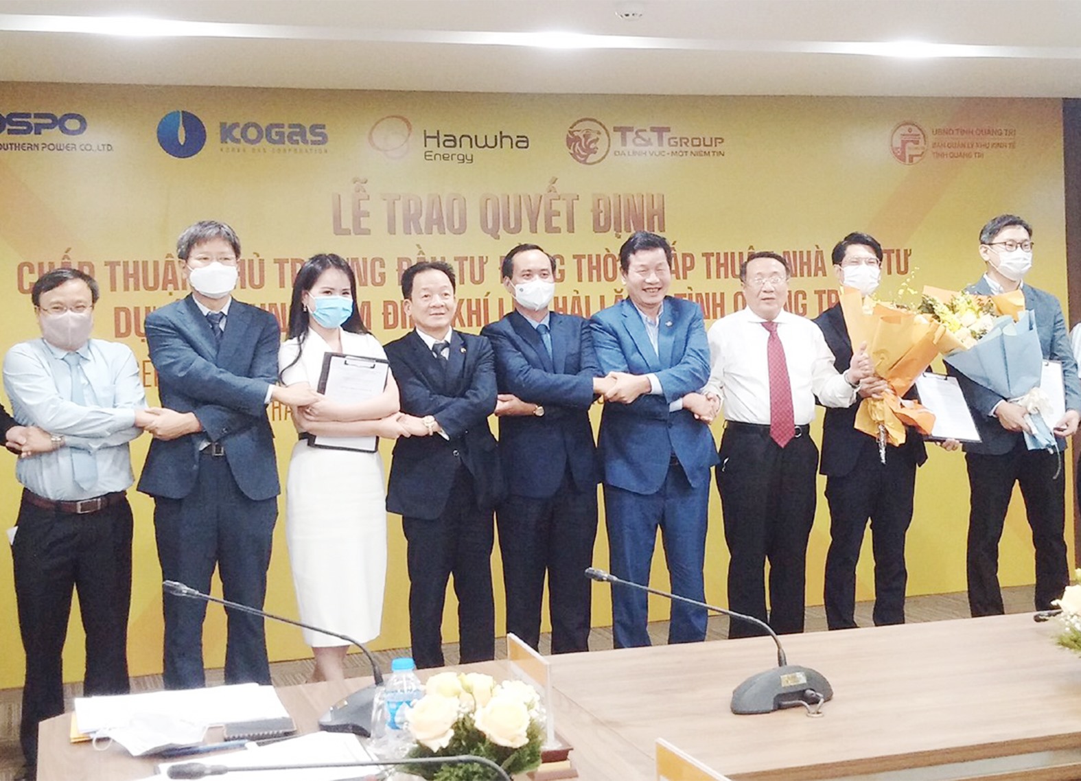 Lãnh đạo UBND tỉnh Quảng Trị và các nhà đầu tư tại buổi lễ trao quyết định chủ trương đầu tư đồng thời chấp thuận nhà đầu tư của dự án - Ảnh: A. H