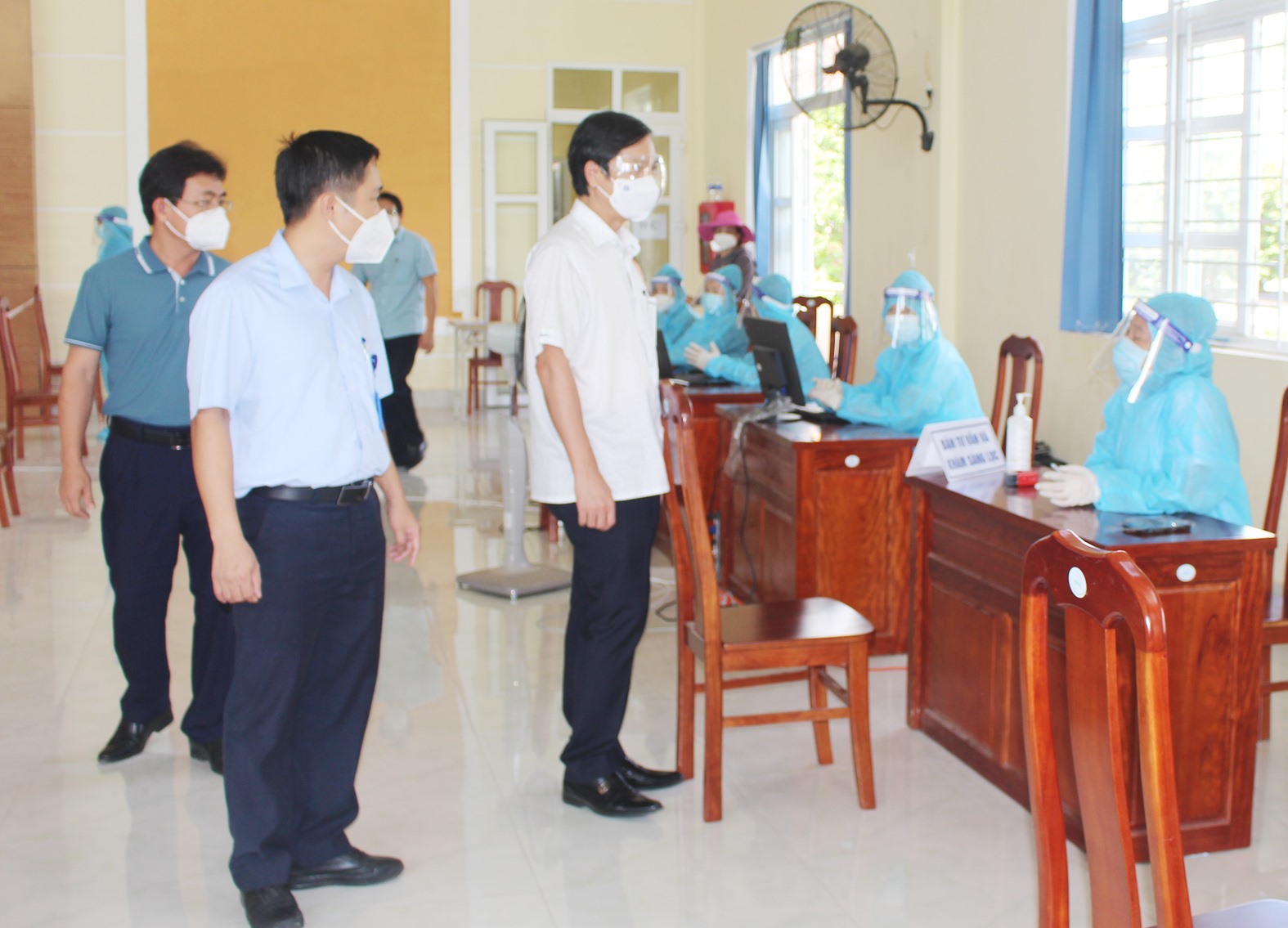 Phó Chủ tịch UBND tỉnh Hoàng Nam kiểm tra công tác tiêm vắc xin tại TP.Đông Hà trong thời gian thành phố thực hiện Chỉ thị 16 của Thủ tướng Chính phủ - Ảnh: Tú Linh