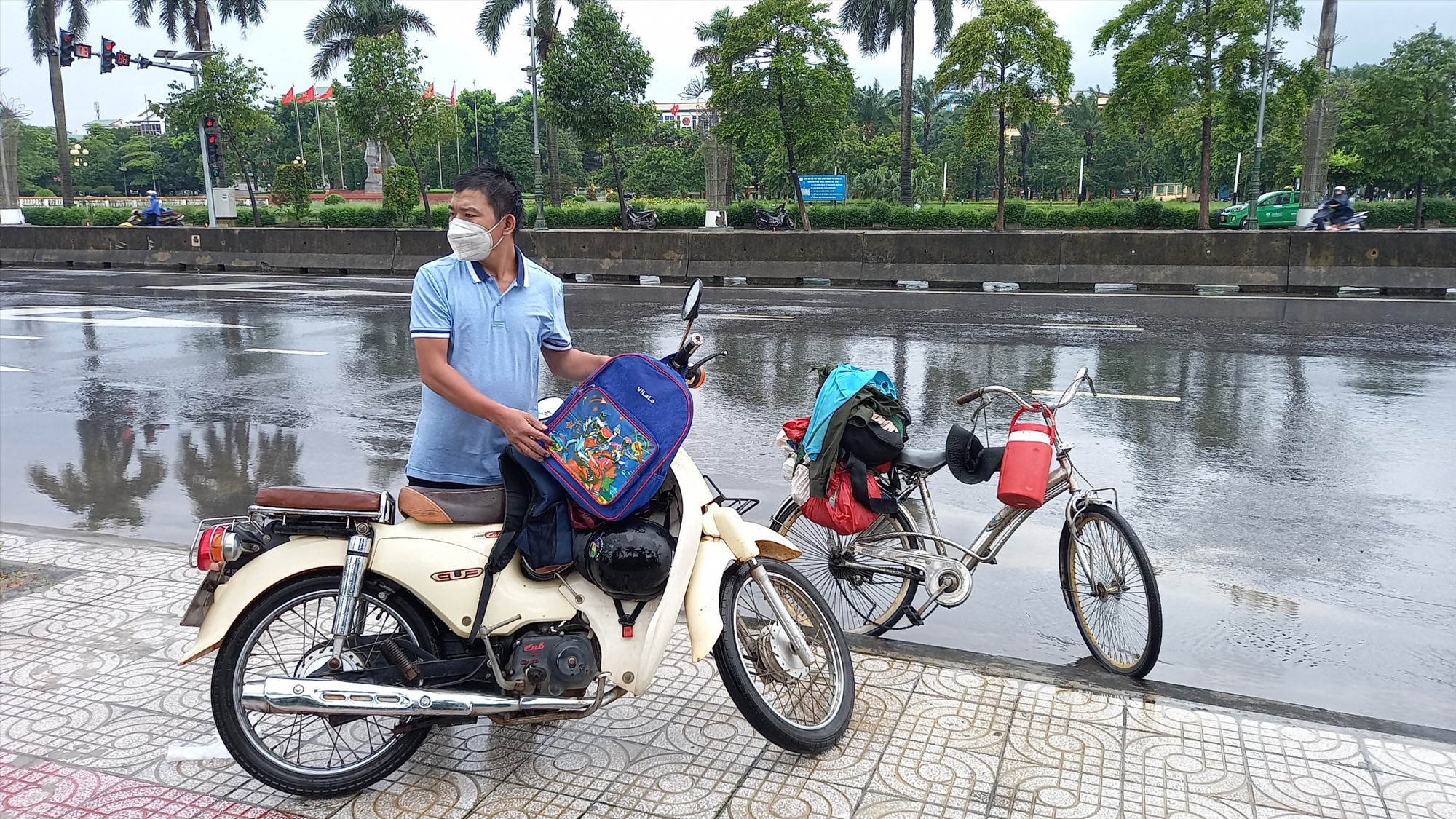 Anh Vần Quán Mao được người dân Quảng Trị tặng xe máy để về quê Hà Giang - Ảnh: L.T