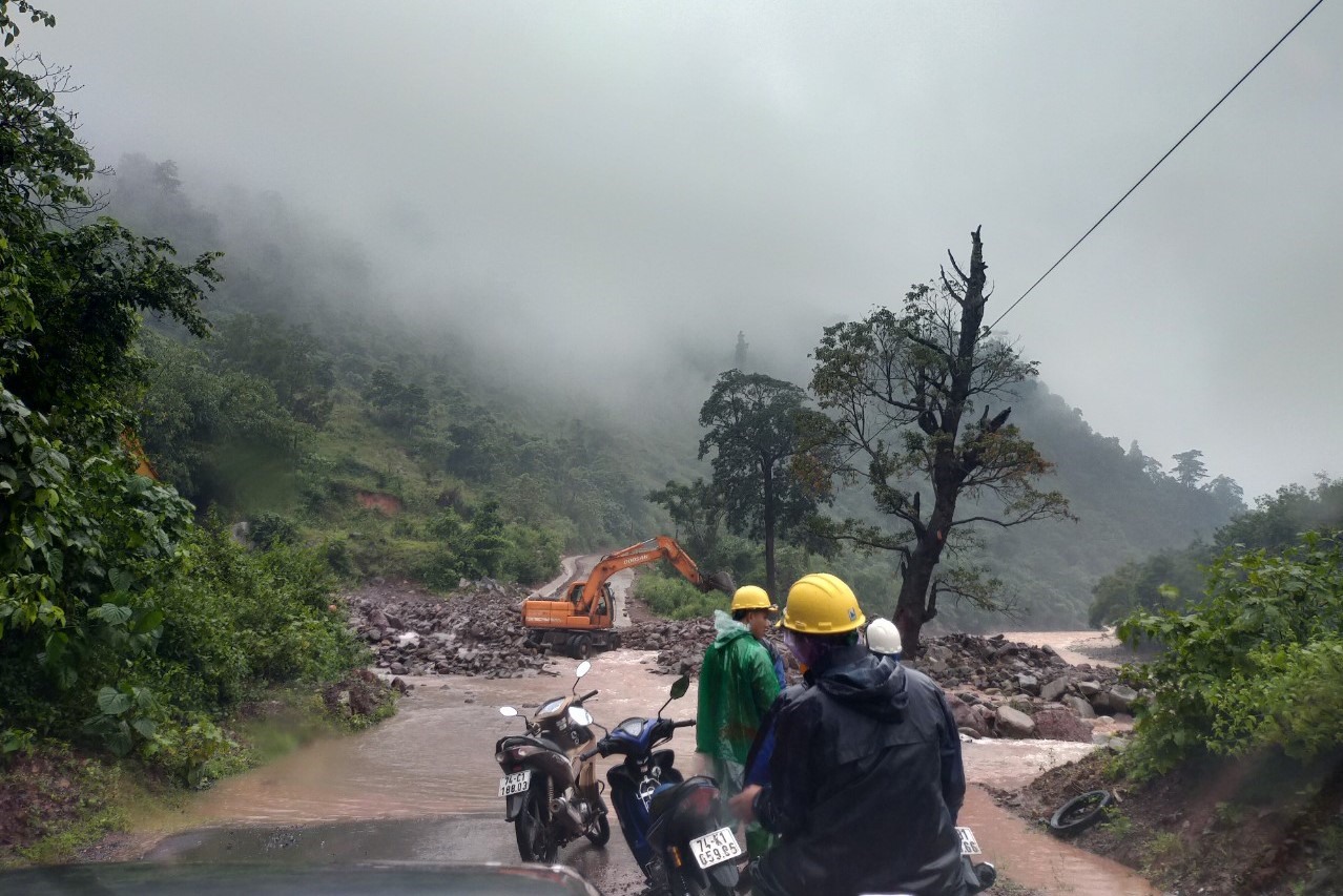 Nước ngập, sạt lỡ đất gây khó khăn trong việc tiếp cận hiện trường sự cố của công nhân điện lực