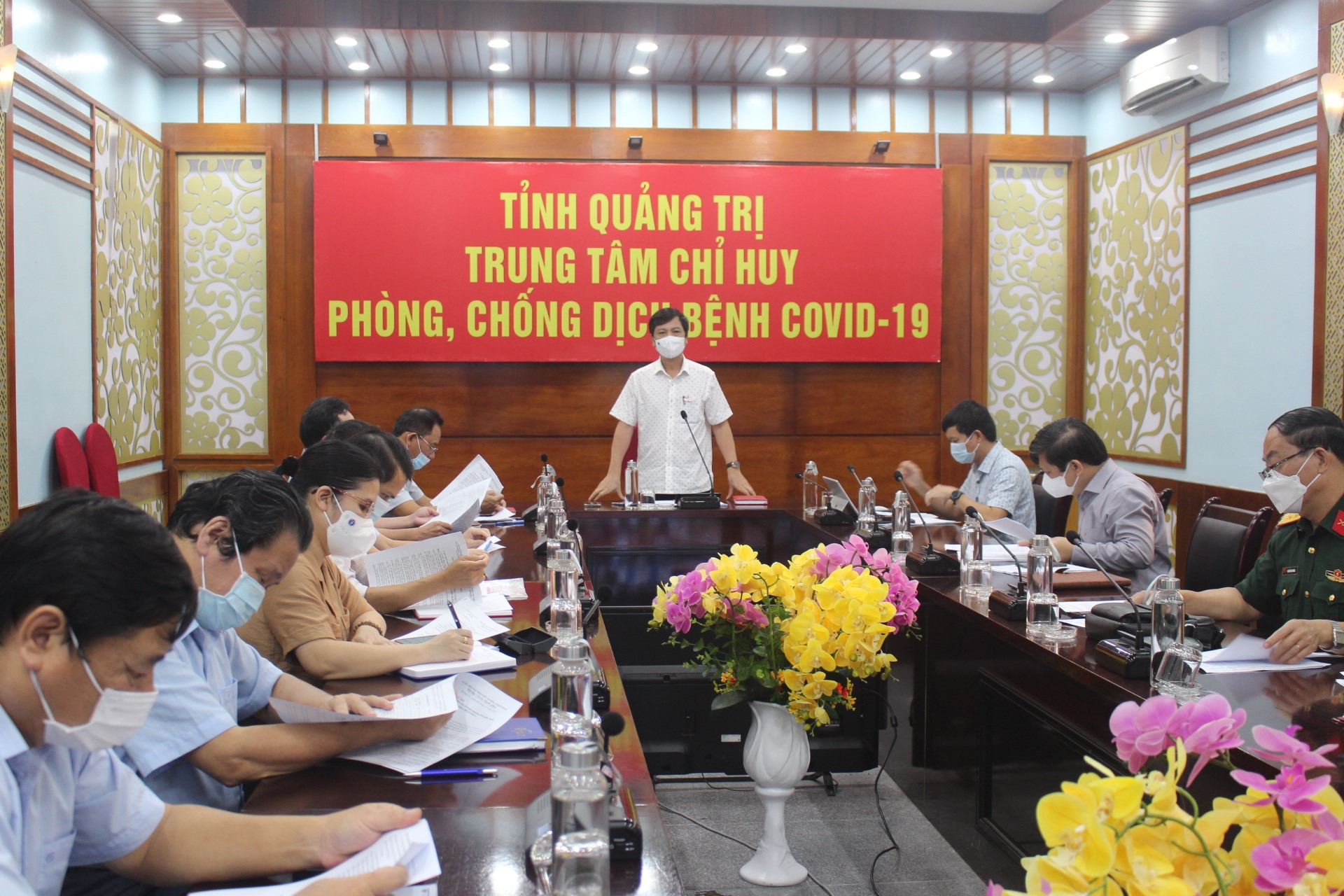 Phó Chủ tịch UBND tỉnh Hoàng Nam yêu cầu đẩy nhanh tiến độ tiêm vắc xin phòng COVID-19 để tiến tới thích ứng chung sống an toàn với dịch bệnh – Ảnh: N.T.H