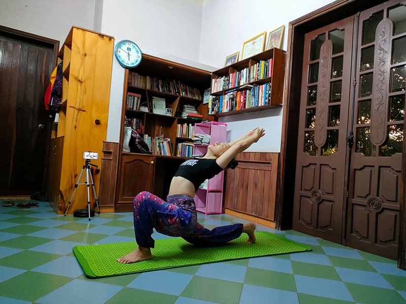 HLV Trương Thương Huyền dạy yoga bằng hình thức online -Ảnh: M.Đ