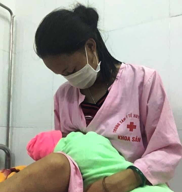 Mẹ con sản phụ Thò Ý Dũng được chăm sóc chu đáo tại Trung tâm Y tế huyện Hải Lăng - Ảnh: CTXH