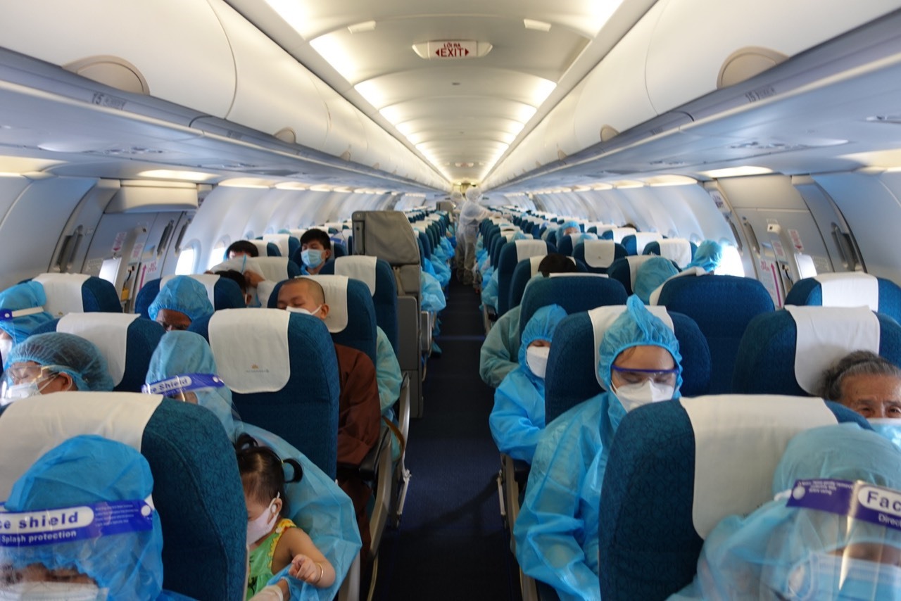 Chuyến bay đặc biệt Vietnam Airlines đưa người dân Quảng Nam về quê. Ảnh: VNA