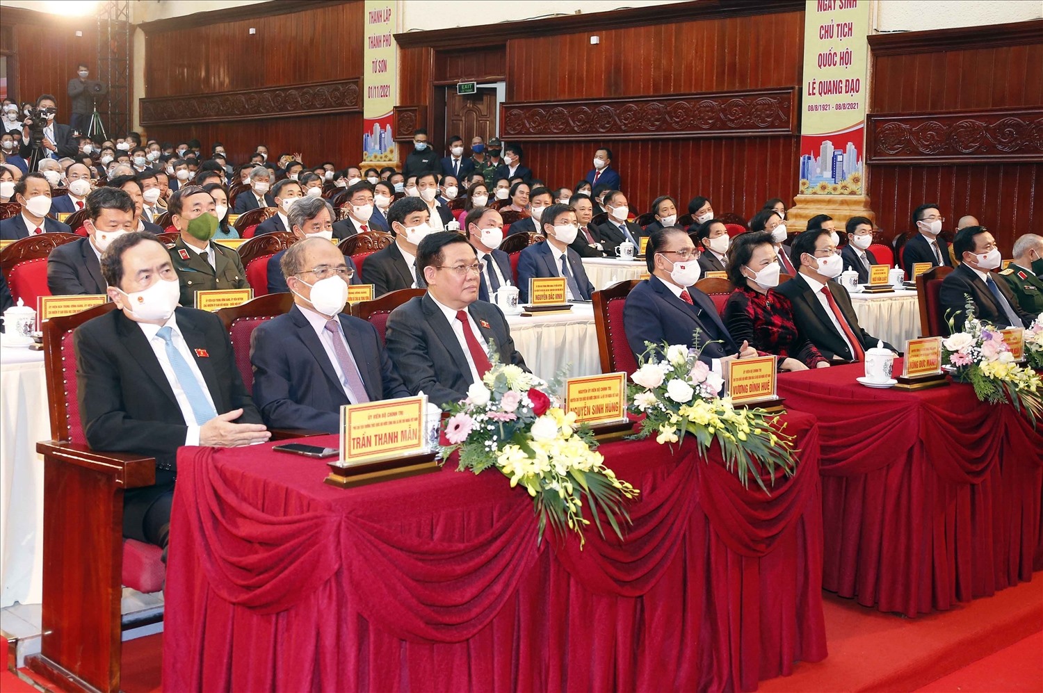 Các đại biểu dự Lễ kỷ niệm 100 năm Ngày sinh đồng chí Lê Quang Đạo và công bố Nghị quyết thành lập thành phố Từ Sơn, Bắc Ninh.
