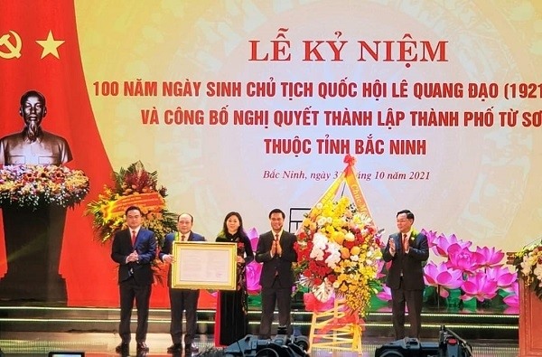 Chủ tịch Quốc hội trao Nghị quyết thành lập thành phố Từ Sơn thuộc tỉnh Bắc Ninh.