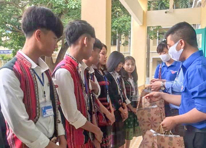 Chi đoàn Báo Quảng Trị tặng quà cho học sinh Trường Phổ thông dân tộc nội trú tỉnh Quảng Trị - Ảnh: H.T