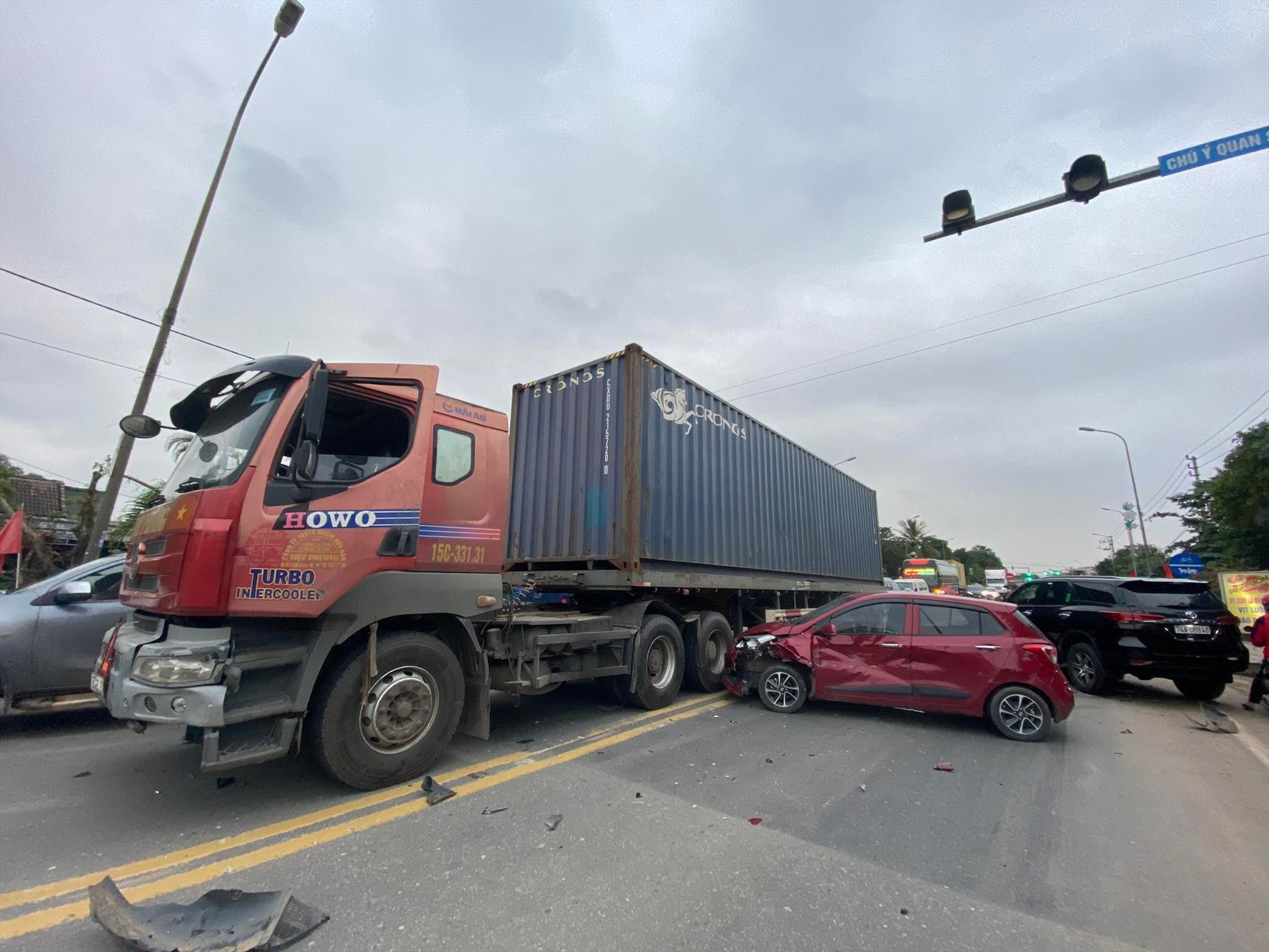 Hiện trường vụ tai nạn giao thông liên hoàn khiến xe ô tô con hư hỏng nặng - Ảnh: CTV