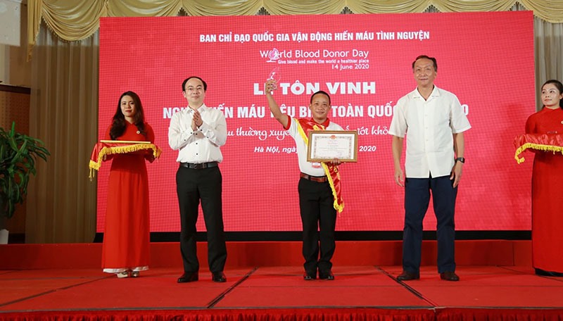 Anh Lê Thanh Kiên (thứ 2, từ phải sang) tại lễ tôn vinh người hiến máu toàn quốc năm 2020 tại Hà Nội -Ảnh: NVCC
