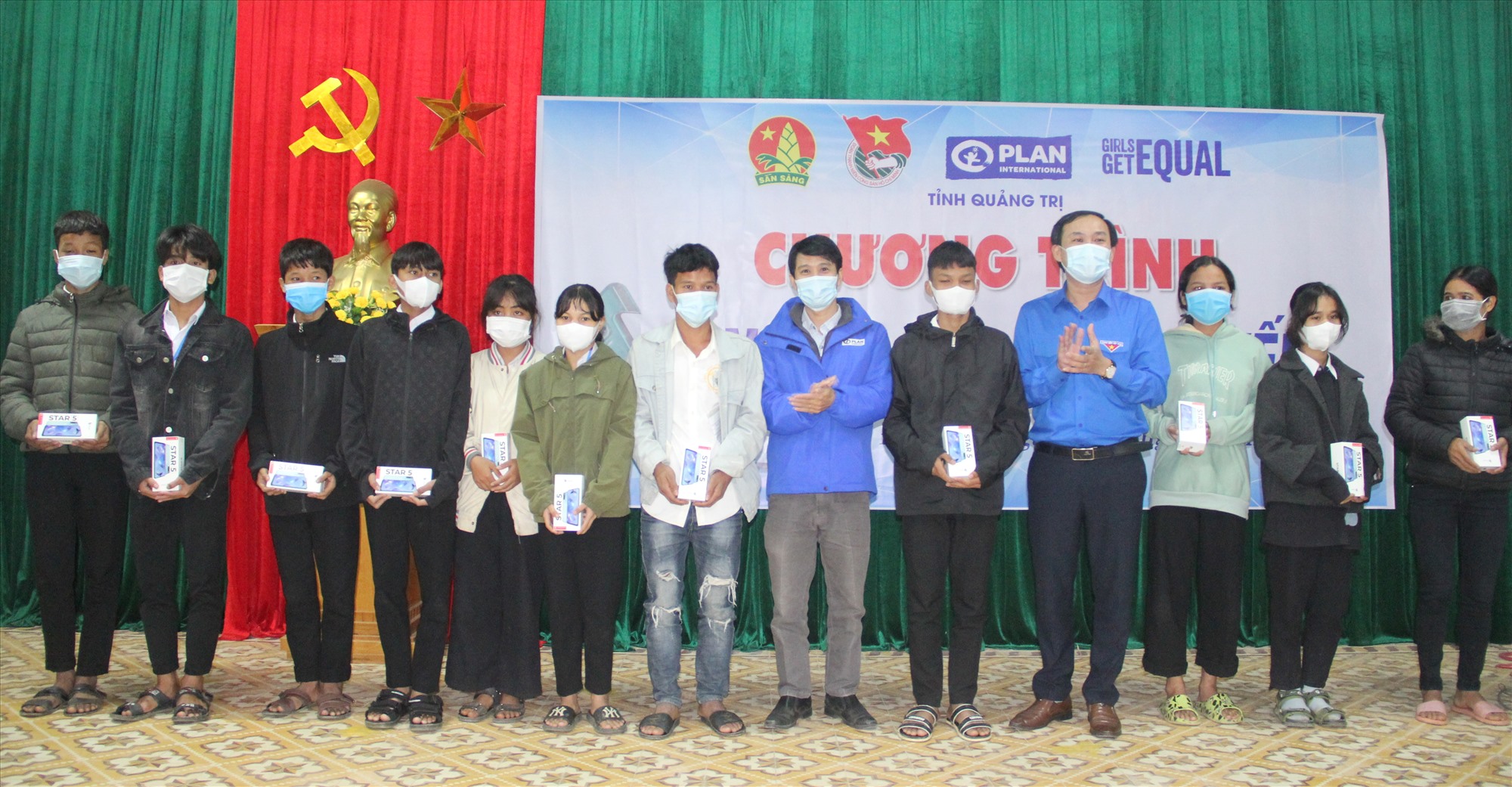 Ban tổ chức Chương trình “Cùng em học trực tuyến” trao tặng điện thoại thông minh cho học sinh trên địa bàn huyện Đakrông - Ảnh: HN