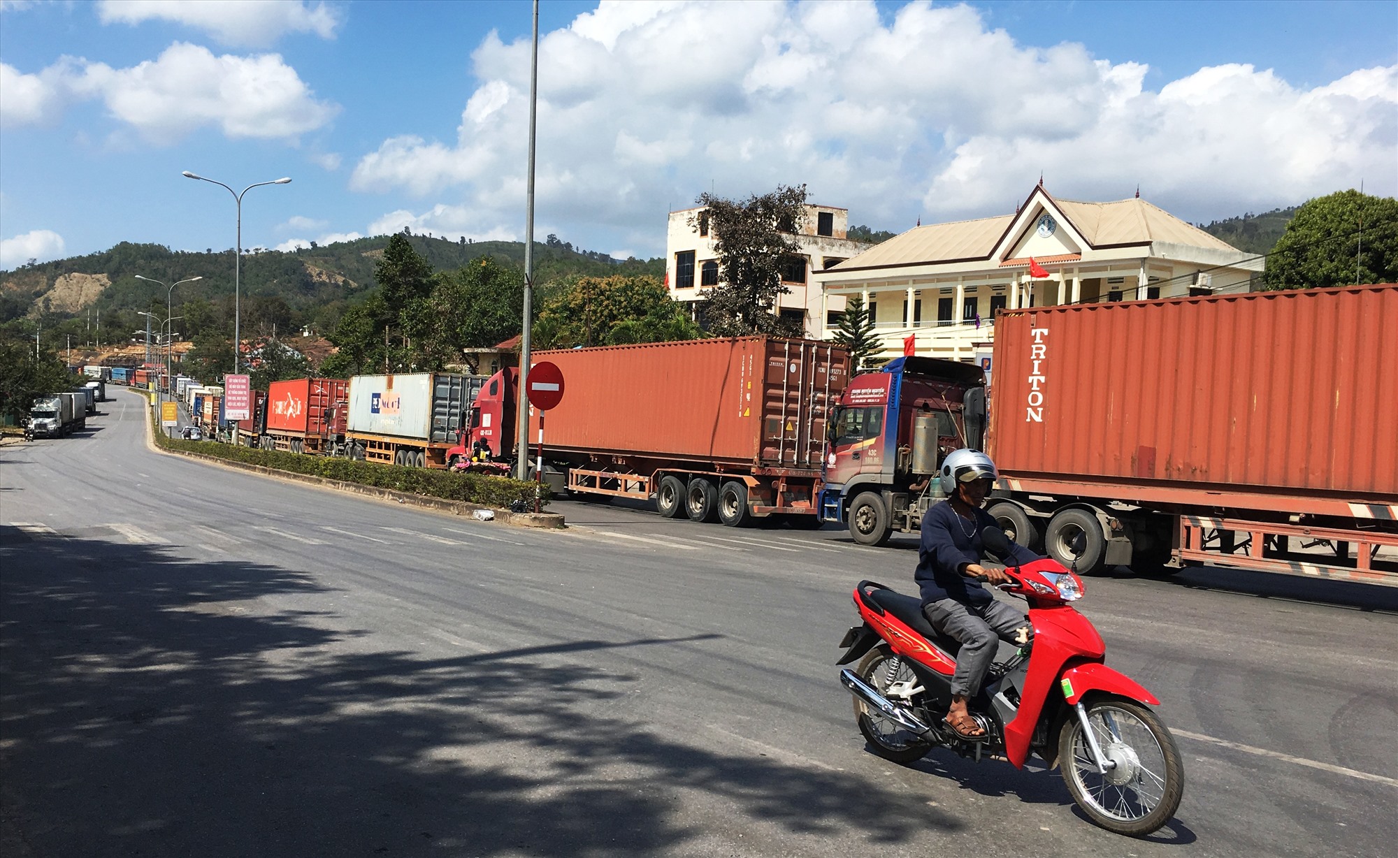 Không có bãi chờ xuất nên phương tiện ùn ứ kéo dài dọc Quốc lộ 9 khi làm thủ tục thông quan ở Cửa khẩu quốc tế Lao Bảo - Ảnh: M.L