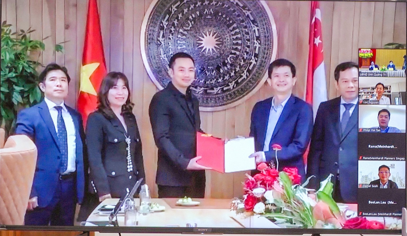 Bí thư Tỉnh ủy Lê Quang Tùng trao quyết định chủ trương đầu tư cho liên danh nhà đầu tư - Ảnh: T.T