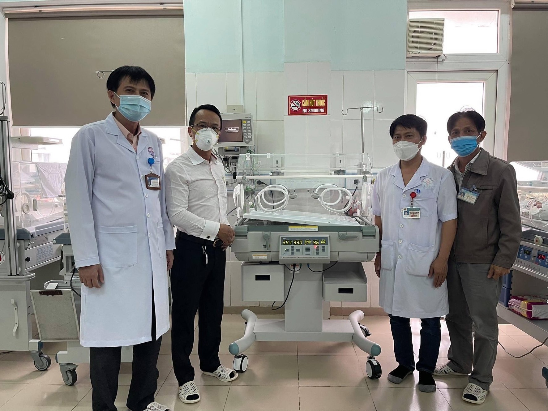 Đại diện Công ty TNHH Xã hội Rotary Club of Saigon trao tặng máy lồng ấp trẻ sơ sinh cho Khoa Nhi, Bệnh viện Đa khoa tỉnh - Ảnh: BVĐKT