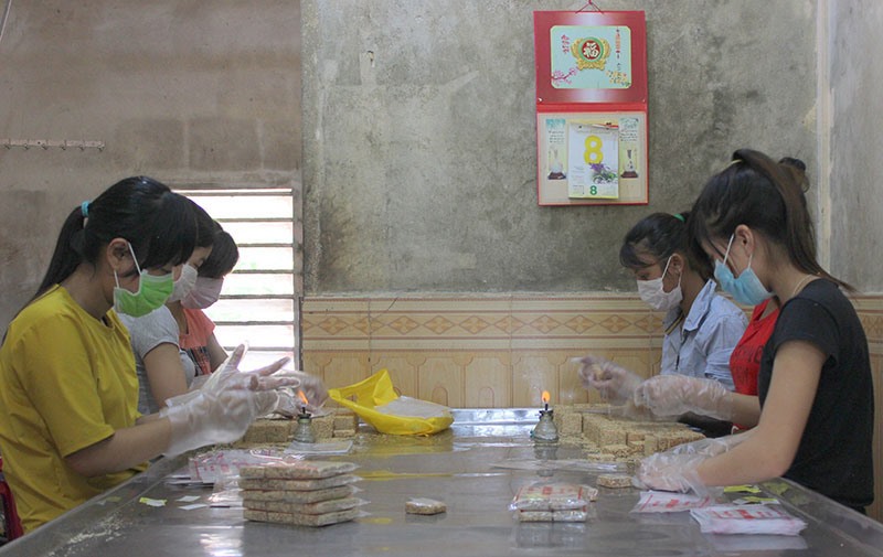 Sản xuất bánh kẹo truyền thống ở xã Triệu Trung, huyện Triệu Phong - Ảnh: N.T