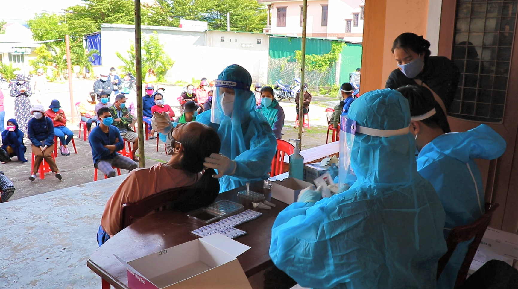 Lực lượng Y tế tiến hành lấy mẫu xét nghiệm sàng lọc SARS-CoV-2 trên địa bàn thị trấn Lao Bảo.