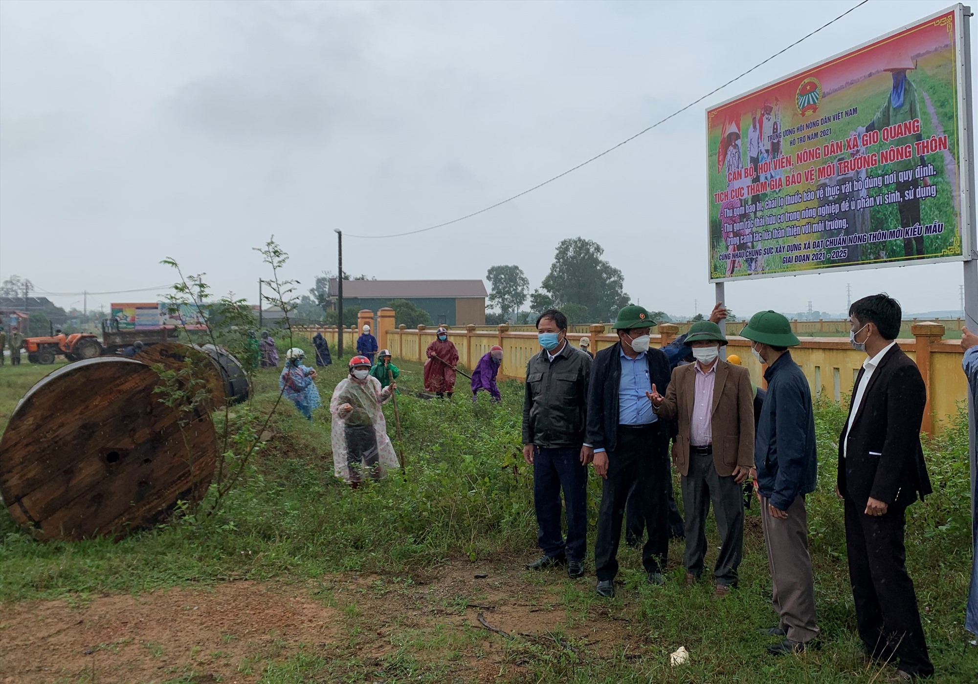 Hội Nông dân tỉnh gắn biển tuyên truyền bảo vệ môi trường tại xã Gio Quang, huyện Gio Linh- Ảnh: HNK
