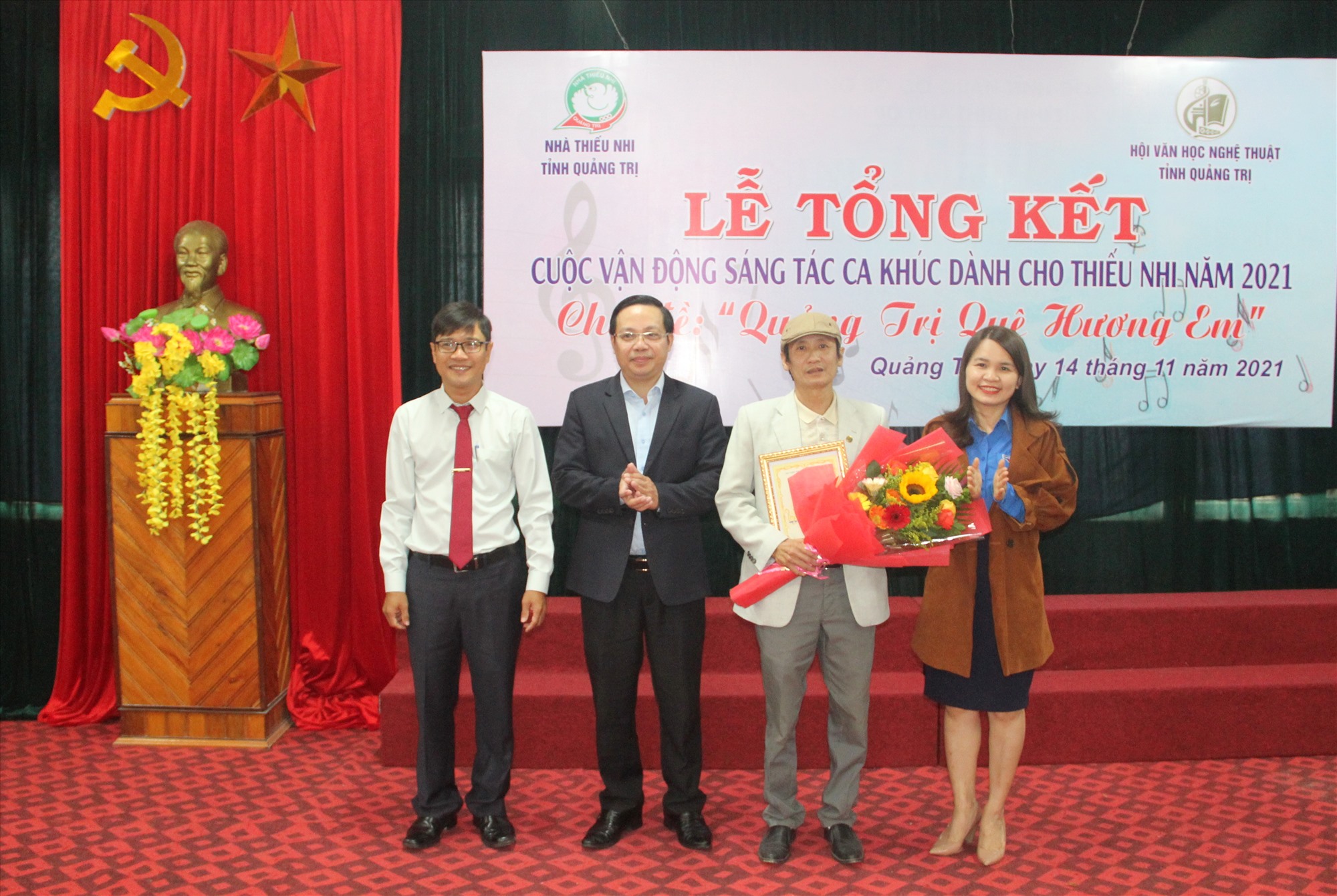 Ban tổ chức trao giải A cho tác phẩm “Yêu lắm Quảng Trị quê em” của nhạc sĩ Lê Đình Trí - Ảnh: M.Đ