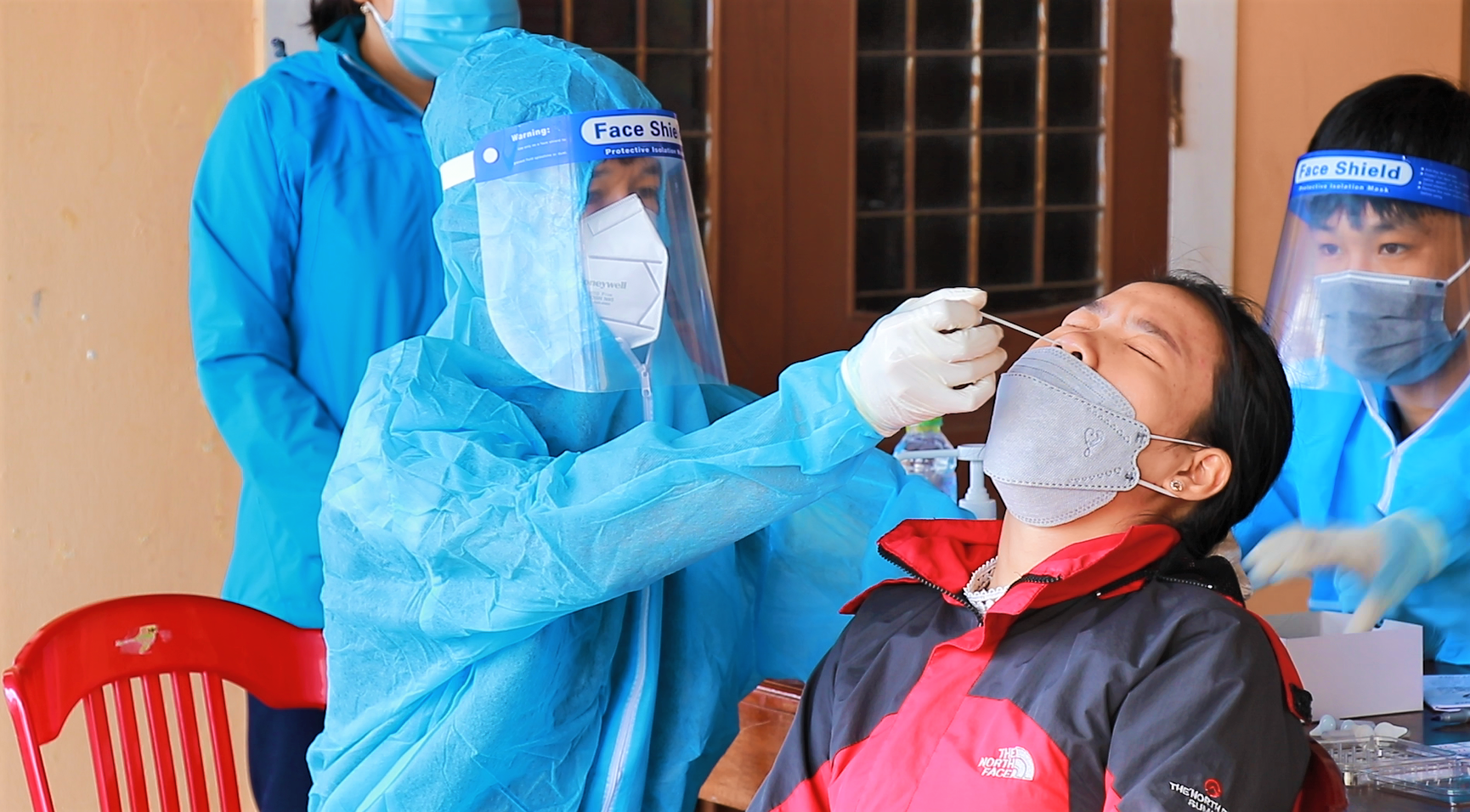 Đội ngũ y tế tiến hành lấy mẫu xét nghiệm sàng lọc SARS-CoV-2 trên toàn địa bàn thị trấn Lao Bảo