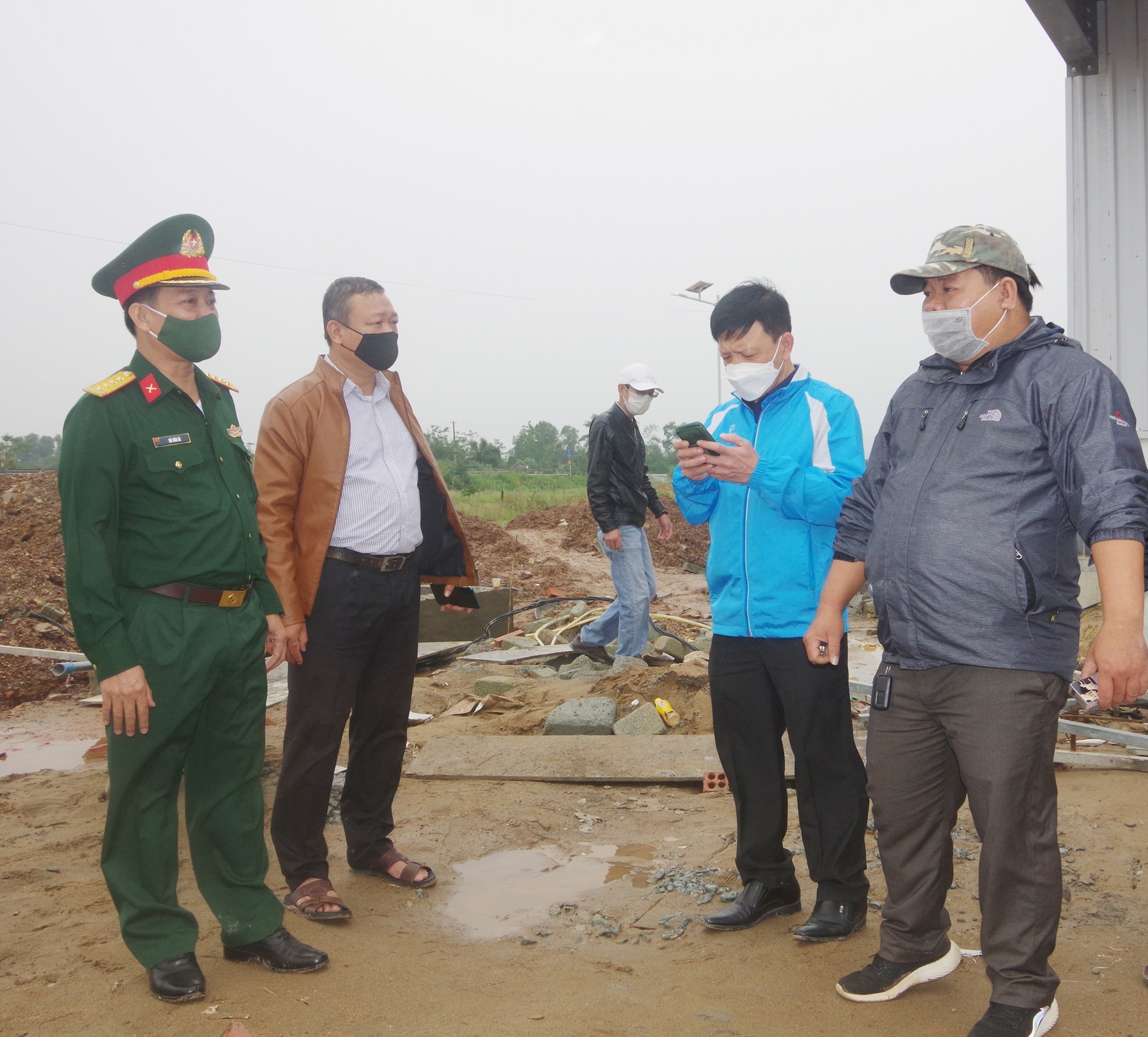 Đại tá Hà Văn Ái (thứ 2 bên trái), Phó Chính ủy Bộ CHQS tỉnh Thừa Thiên Huế chỉ đạo cán bộ, chiến sĩ khẩn trương chuẩn bị cơ sở thu dung điều trị các trường hợp F0 không triệu chứng hoặc nhẹ. Ảnh VGP