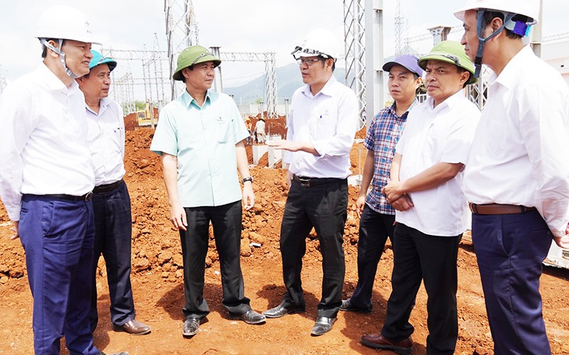 Chủ tịch UBND tỉnh Quảng Trị Võ Văn Hưng ( thứ năm, phải sang) kiểm tra, tháo gỡ khó khăn cho các dự án xây dựng điện gió ở huyện Hướng Hóa.