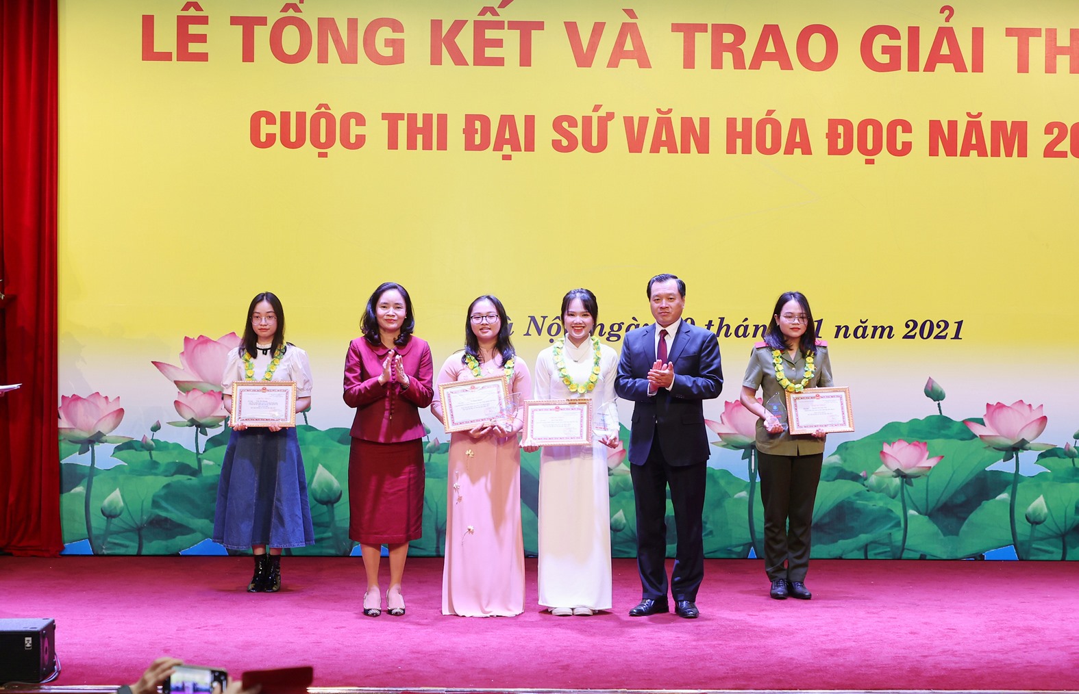 Thứ trưởng Bộ Văn hóa, Thể thao và Du lịch Trịnh Thị Thủy và Vụ trưởng Vụ Thư viện Phạm Quốc Hùng trao kỷ niệm chương và giấy chứng nhận Đại sứ Văn hóa đọc năm 2021 cho các thí sinh -Ảnh: TL