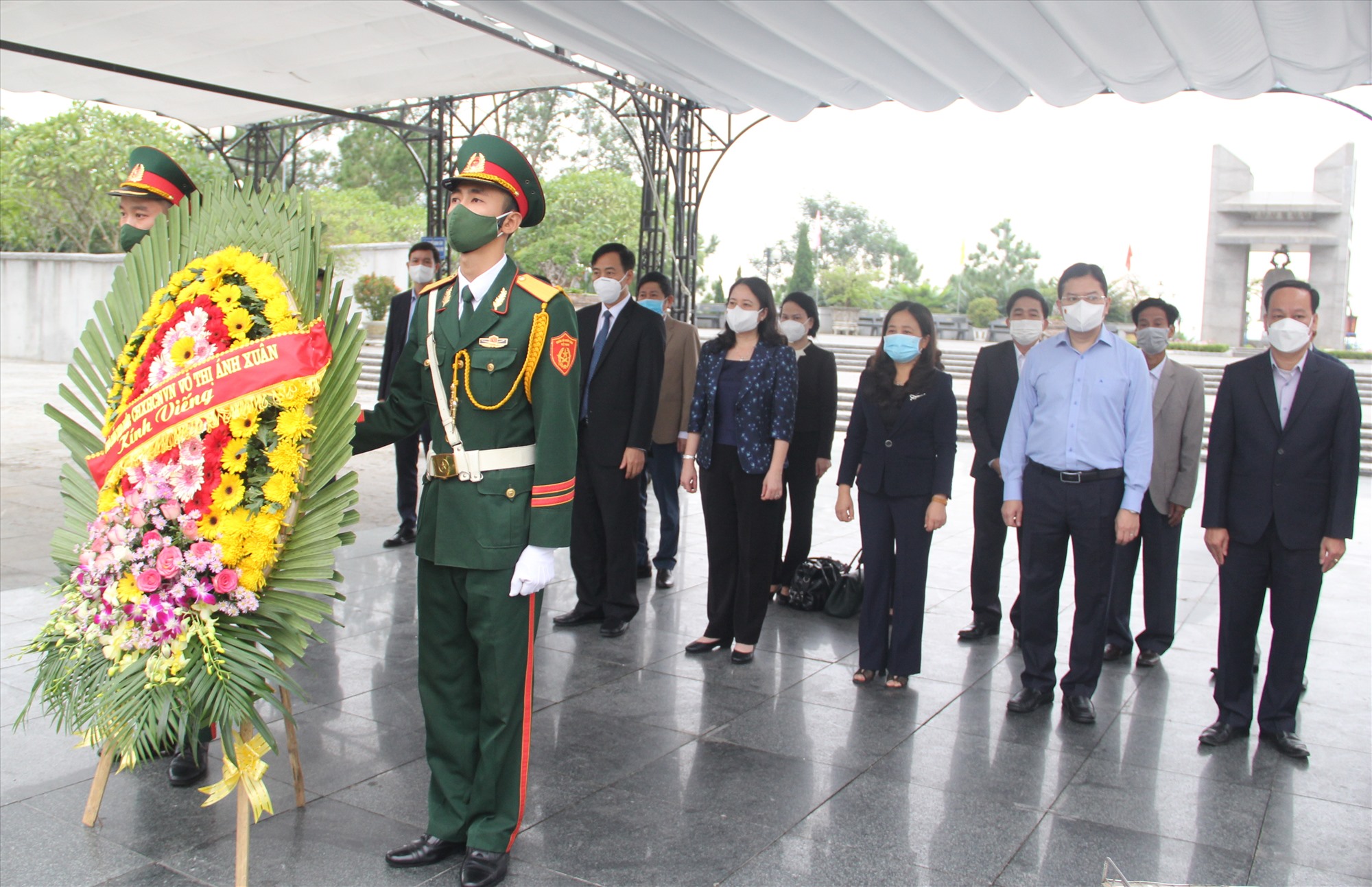 Phó Chủ tịch nước Võ Thị Ánh Xuân cùng các thành viên trong đoàn lãnh đạo Đảng, Nhà nước và lãnh đạo tỉnh Quảng Trị đã đặt vòng hoa, dâng hương tại Nghĩa trang LSQG Đường 9 - Ảnh: MĐ