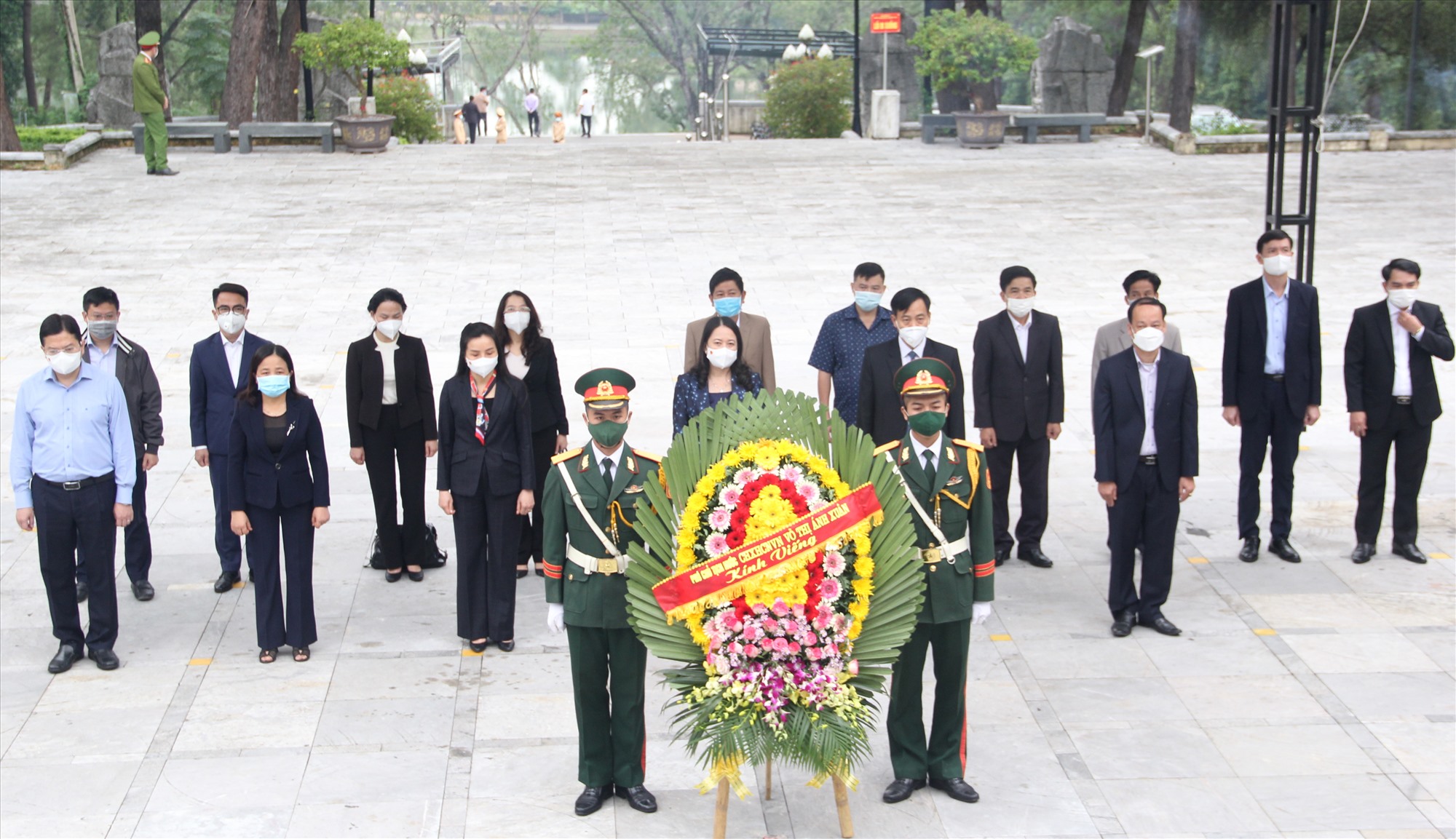 Phó Chủ tịch nước Võ Thị Ánh Xuân cùng các thành viên trong đoàn lãnh đạo Đảng, Nhà nước và lãnh đạo tỉnh Quảng Trị đã đặt vòng hoa, dâng hương tại Nghĩa trang LSQG Trường Sơn - Ảnh: MĐ