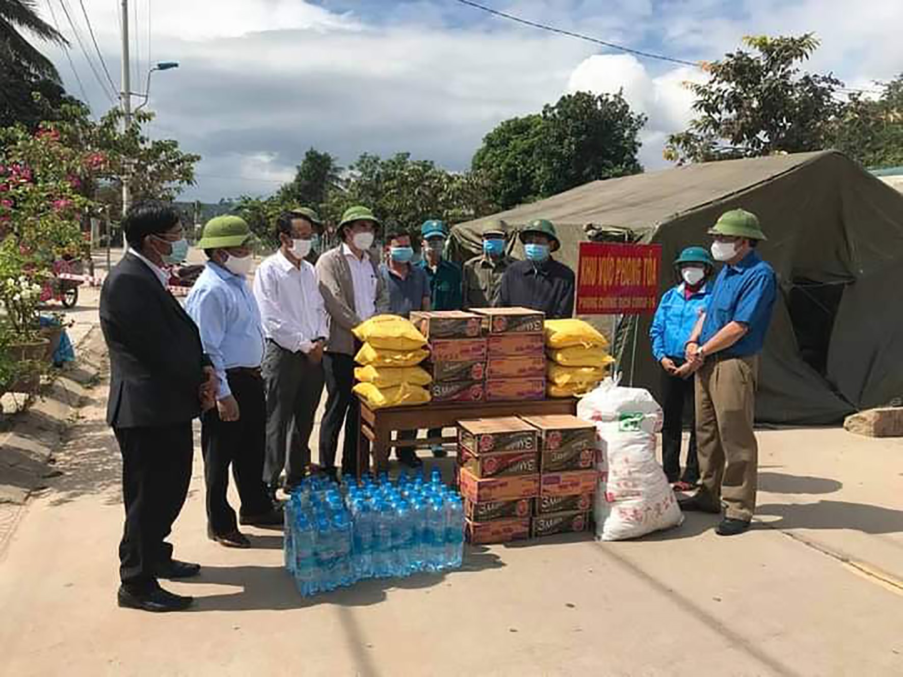 Lãnh đạo huyện Hướng Hóa thăm, trao lương thực, thực phẩm cho người dân khóm Ka Túp-Ảnh: Bích Liên
