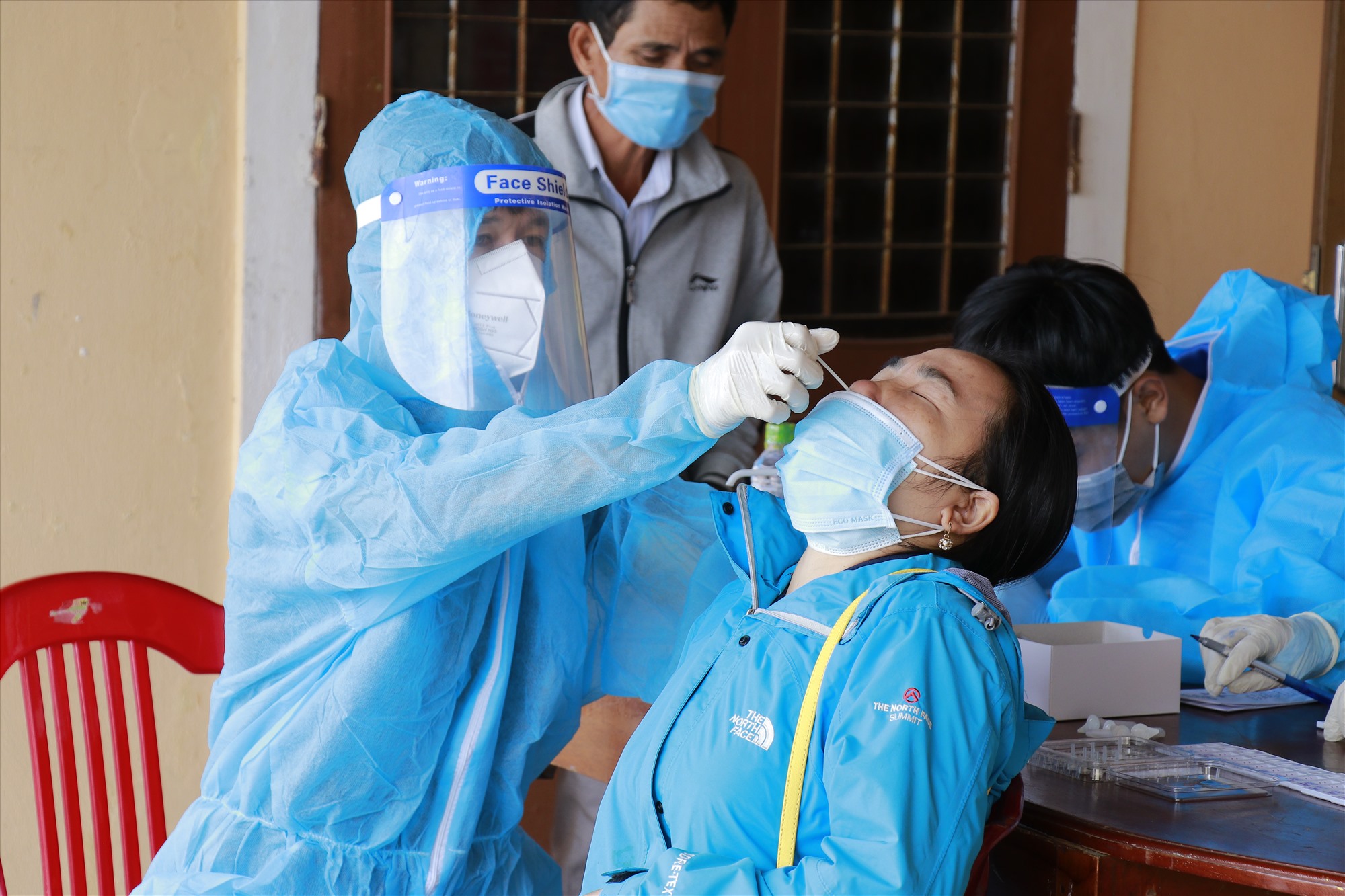 Lực lượng Y tế tiến hành lấy mẫu xét nghiệm sàng lọc SARS-CoV-2 cho toàn người dân trên địa bàn thị trấn Lao Bảo.