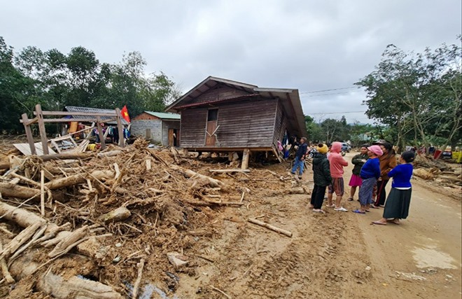 Nhiều nhà cửa của người dân Hướng Hóa bị đổ sập, xiêu vẹo do lũ quét, lũ ống và sạt lở núi cuối năm 2020.
