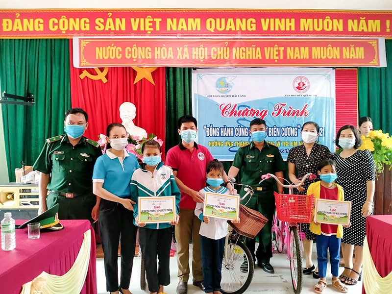 Hội LHPN huyện Hải Lăng tặng quà cho trẻ em nghèo ở vùng biên giới - Ảnh: BÌNH AN
