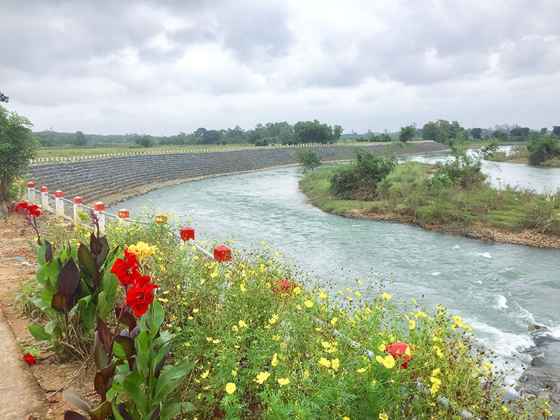 Bờ sông Hiếu đoạn qua thôn An Thái, xã Cam Tuyền đã được gia cố vững chắc -Ảnh: Đ.T