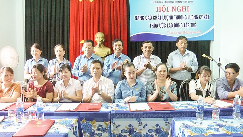 LĐLĐ huyện Vĩnh Linh tổ chức hội nghị nâng cao chất lượng thương lượng ký kết thỏa ước lao động tập thể - Ảnh: M.T