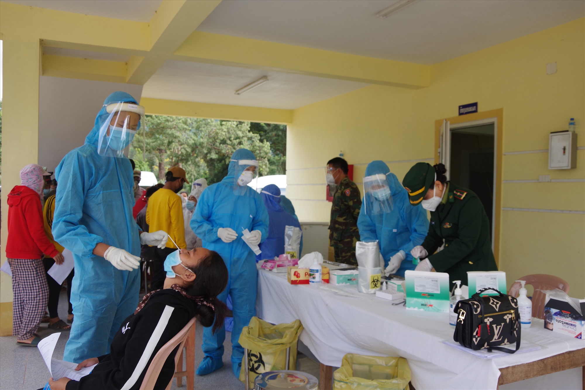 Lực lượng phối hợp tổ chức tiêm vắc xin phòng Covid-19 cho bà con nhân dânBản Đen sa vẳn, huyện Sê Pôn, tỉnh Sa Vẳn Na Khẹt (Lào)