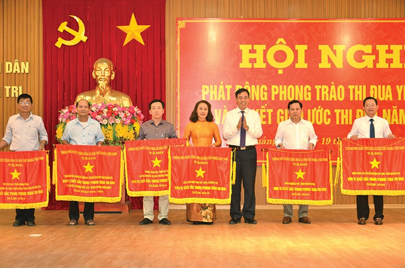 Hội LHPN tỉnh Quảng Trị nhận cờ thi đua của Chính phủ tại Hội nghị phát động phong trào thi đua yêu nước và ký kết giao ước thi đua năm 2020 - Ảnh: T.G