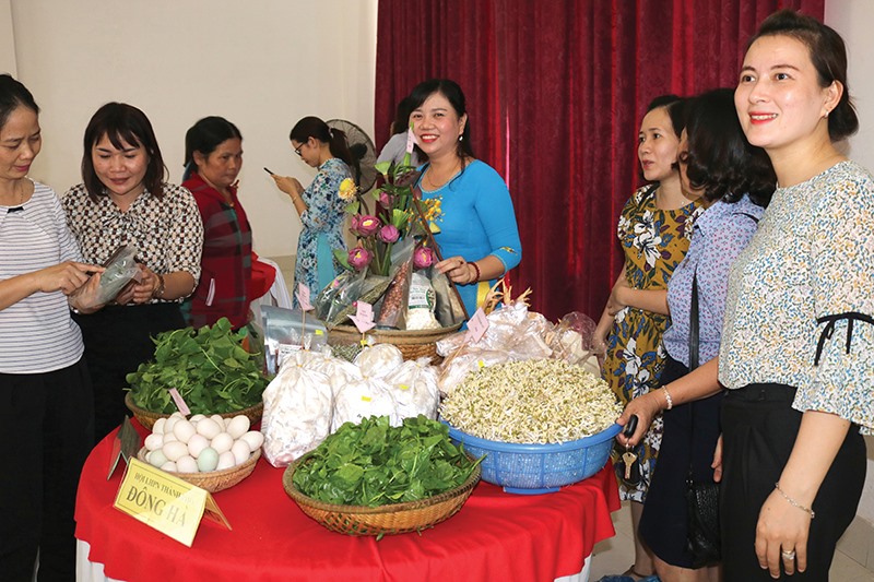 Phụ nữ Đông Hà giới thiệu sản phẩm nông sản sạch - Ảnh: N.K
