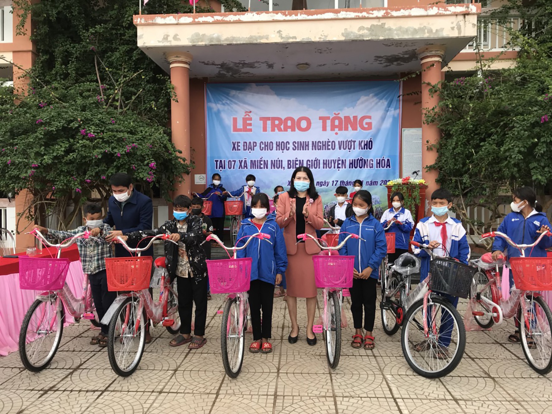 Trưởng Ban Nội chính Tỉnh ủy Ly Kiều Vân và lãnh đạo huyện Hướng Hóa trao tặng xe đạp cho các em học sinh-Ảnh: Bích Liên