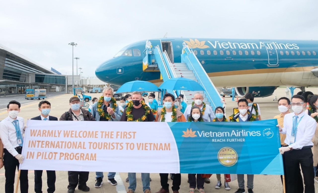 Sau 2 năm ngành du lịch bị tác động bởi dịch COVID-19, chiều 17/11, đoàn khách quốc tế đầu tiên đến Quảng Nam đã xuống sân bay Đà Nẵng.