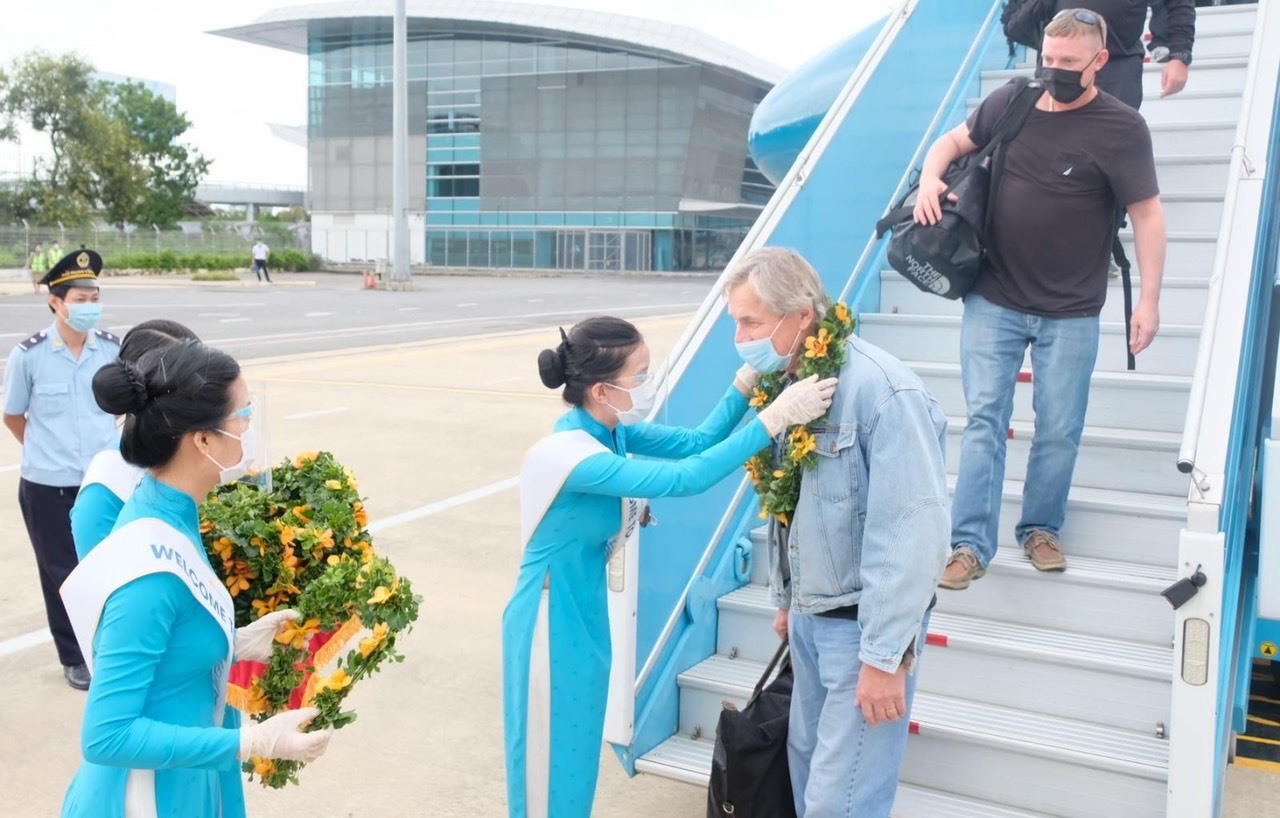 Những du khách quốc tế đầu tiên đến Việt Nam tại Sân bay Đà Nẵng.