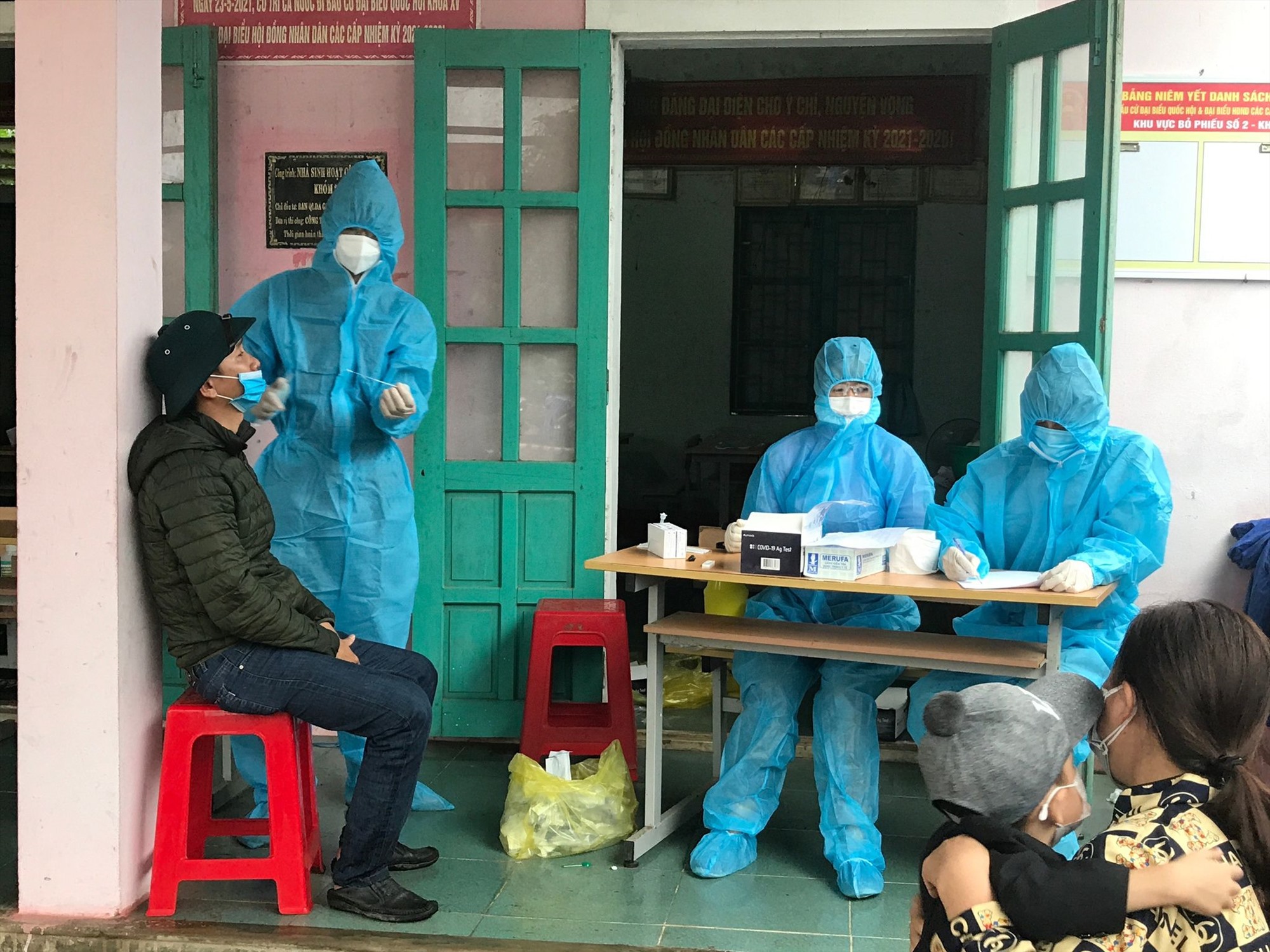 Tổ chức lấy mẫu xét nghiệm COVID-19 cho người dân trên địa bàn thị trấn Krông Klang