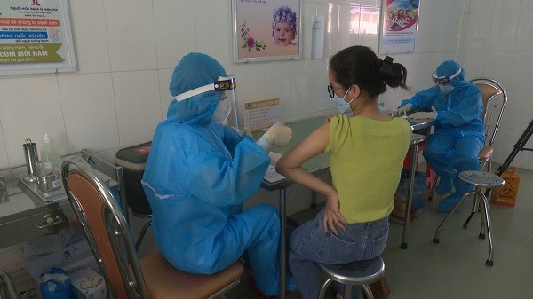 Tiêm vắc-xin COVID-19 cho người dân trên địa bàn huyện