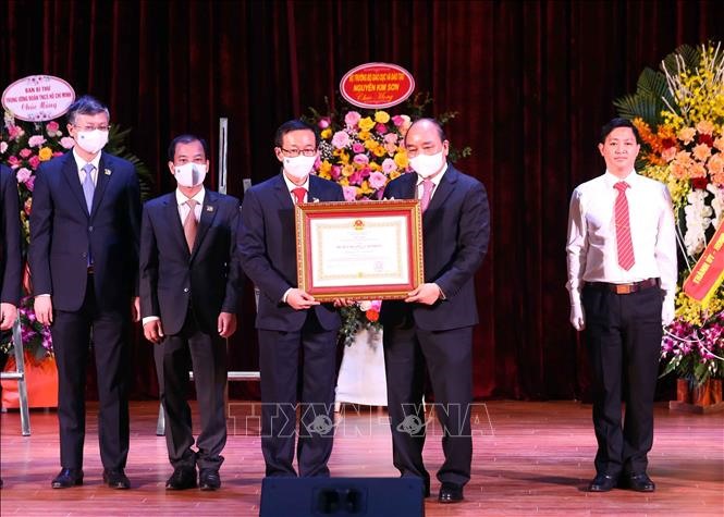 Chủ tịch nước Nguyễn Xuân Phúc trao Huân chương Lao động hạng Nhất lần thứ hai cho lãnh đạo, thầy cô, cán bộ nhân viên, sinh viên của Đại học Sư phạm Hà Nội