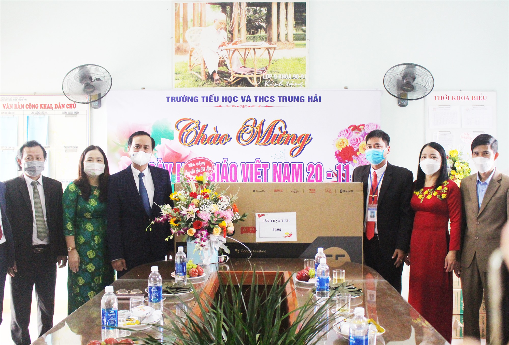 Chủ tịch UBND tỉnh Võ Văn Hưng tặng quà Trường Tiểu học và THCS Trung Hải- Ảnh:Tú Linh