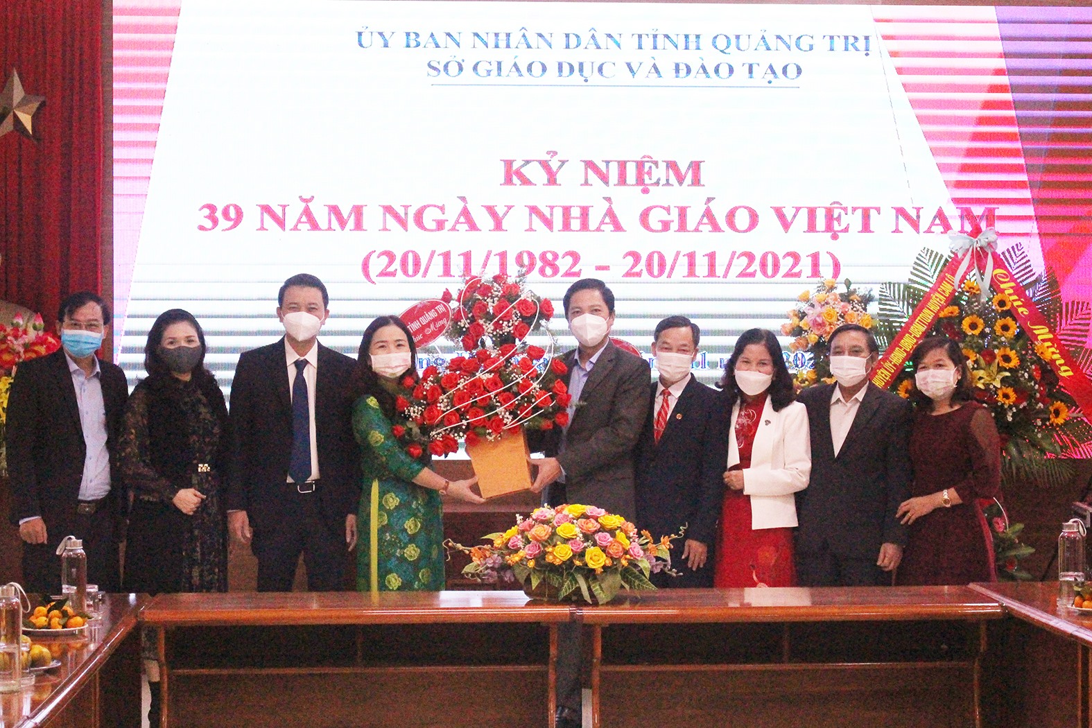 Phó Chủ tịch UBND tỉnh Hoàng Nam tặng hoa chúc mừng Sở Giáo dục và Đào tạo - Ảnh: Tú Linh