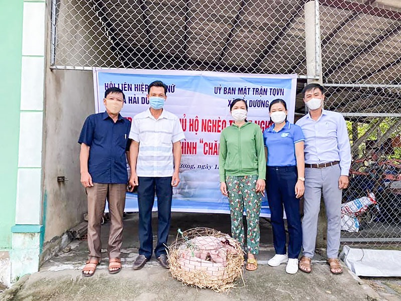 Hội LHPN xã Hải Dương phối hợp với Ủy ban MTTQ Việt Nam xã tặng lợn giống cho phụ nữ nghèo - Ảnh: Đ.V