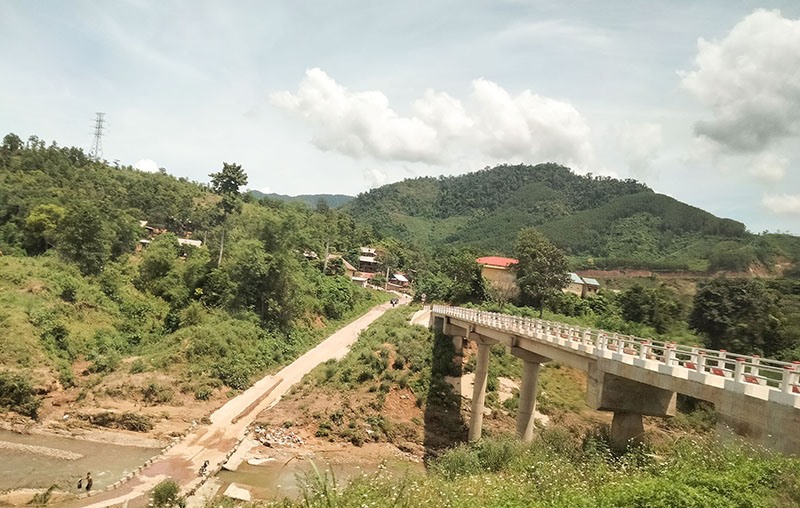 Hệ thống giao thông được đầu tư xây dựng góp phần thúc đẩy phát triển kinh tế - xã hội ở xã Ba Nang - Ảnh: H.N